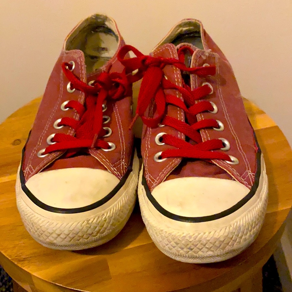 Red converse - Picture 2 of 3